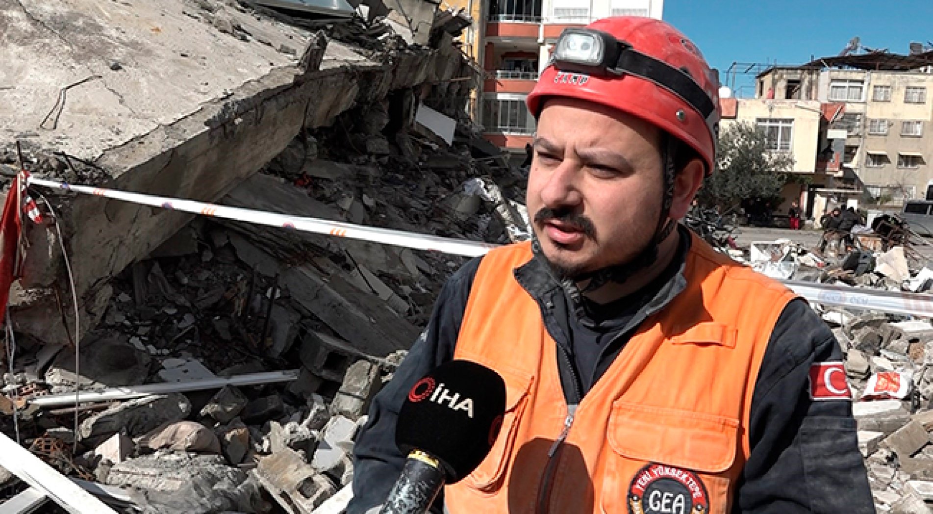 32 saat boyunca enkazda türkü söyleyerek moralini yüksek tuttu