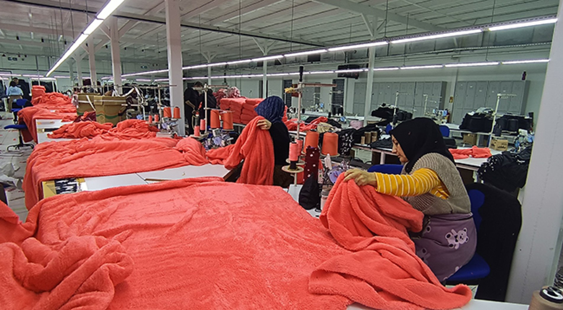 Fabrika işçileri depremzedelerin üşümemesi için battaniye dikiyor