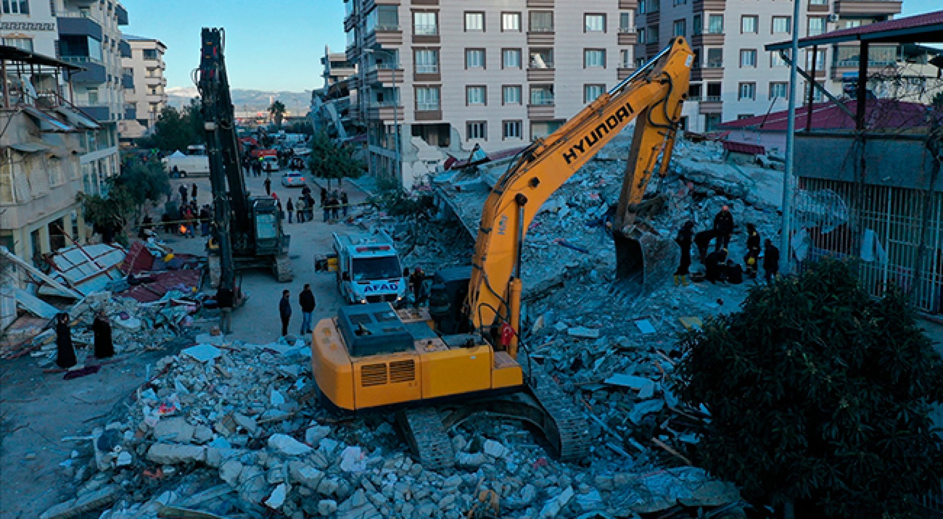 AFAD, iş makinelerine yol gösteriyor
