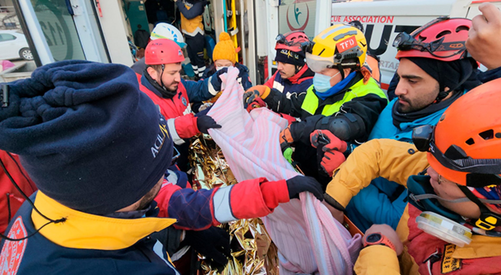Babası ümidi kesmişti, 28 saatlik çalışmayla 100. saatte enkazdan çıkarıldı