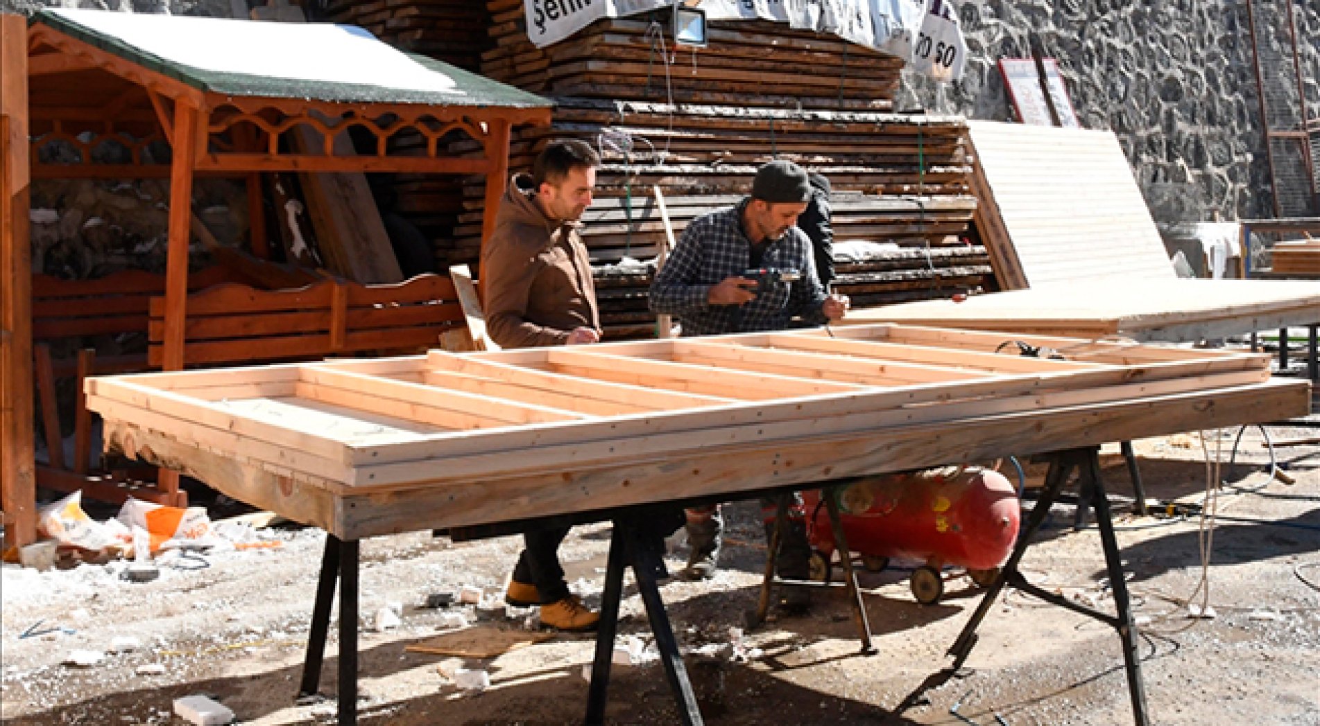 Gönüllüler depremzedeler için ahşap ev üretiyor
