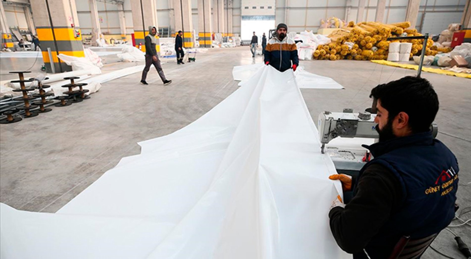 Deprem bölgesi gece gündüz demeden çalışıyorlar