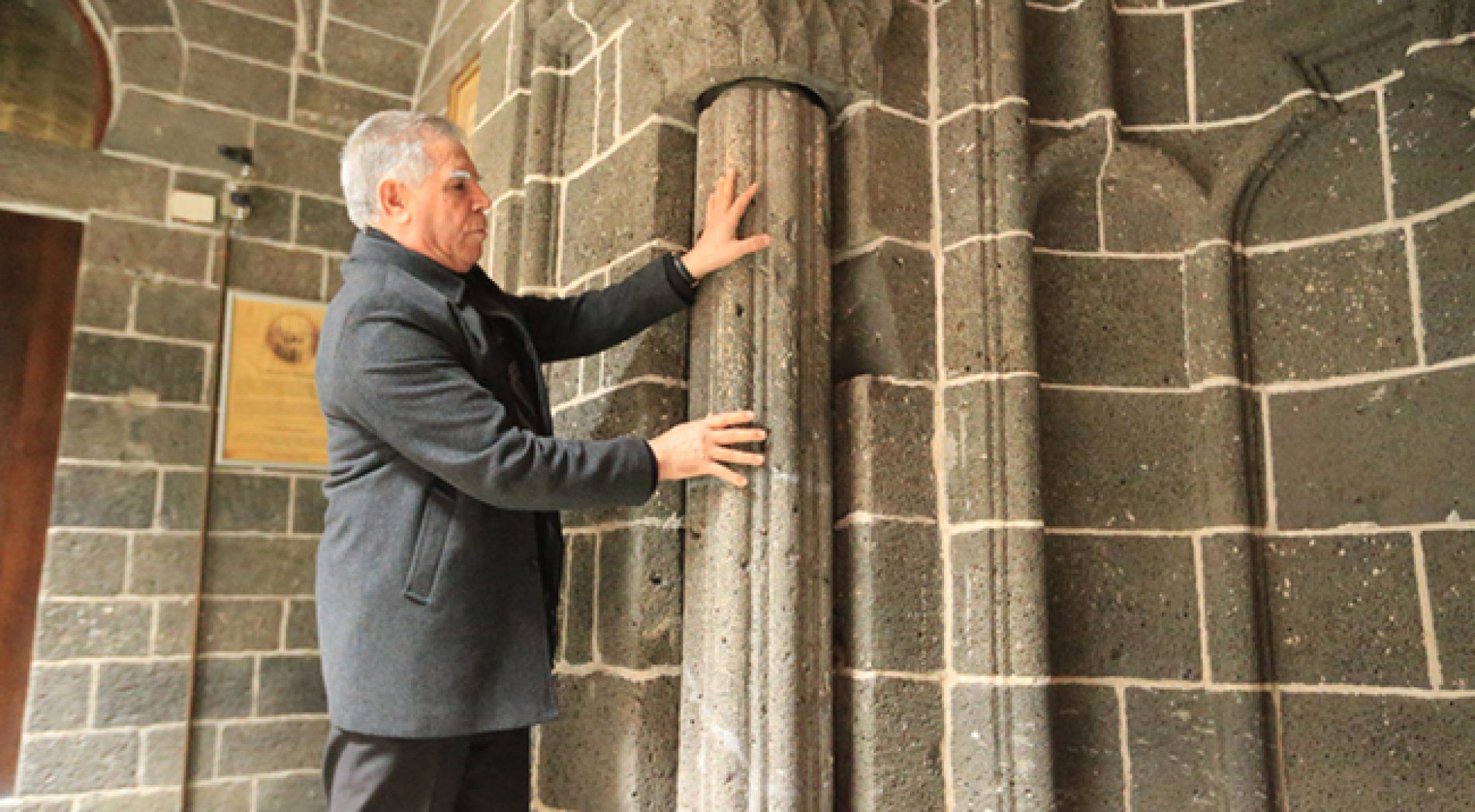 Dönen denge taş sütunları, Mesudiye Medresesi'nin depremde hasar görmediğini gösterdi