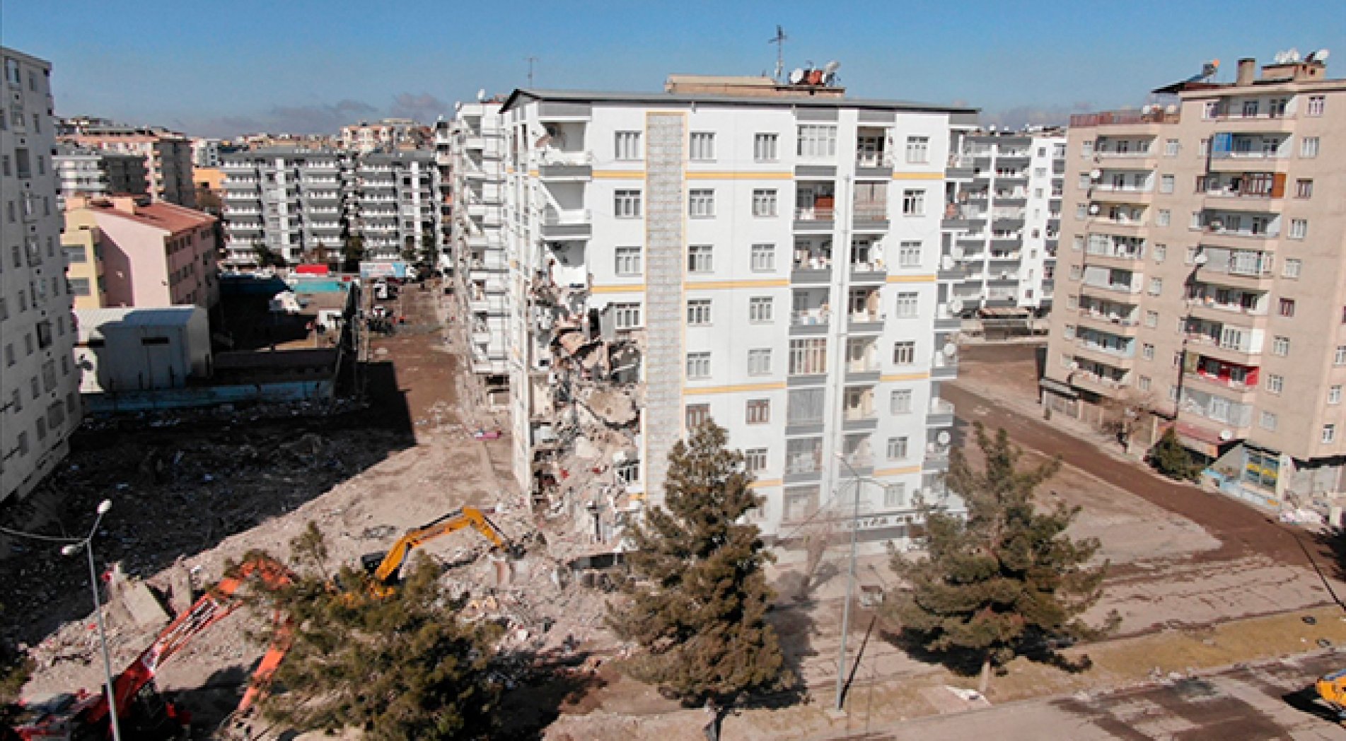 Depremde ağır hasar alan binalar yıkılıyor