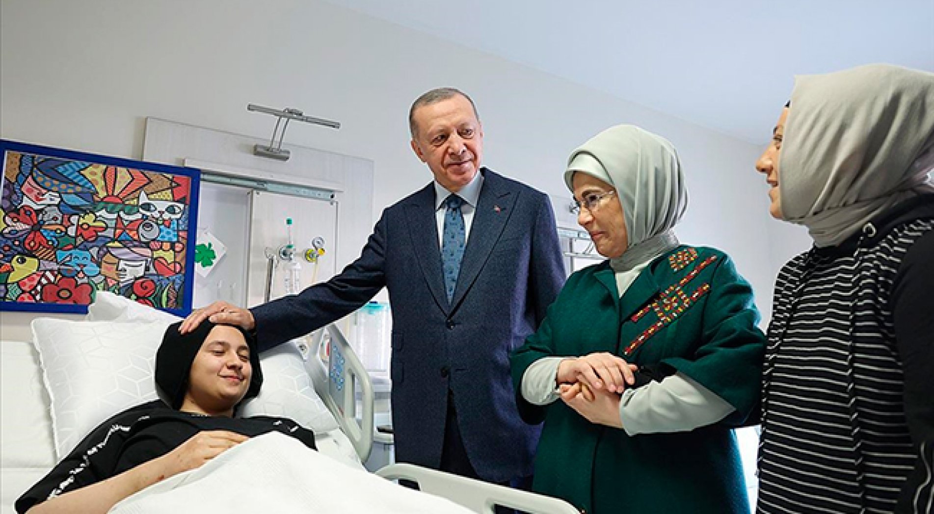 Cumhurbaşkanı tedavi gören depremzedeleri ziyaret etti