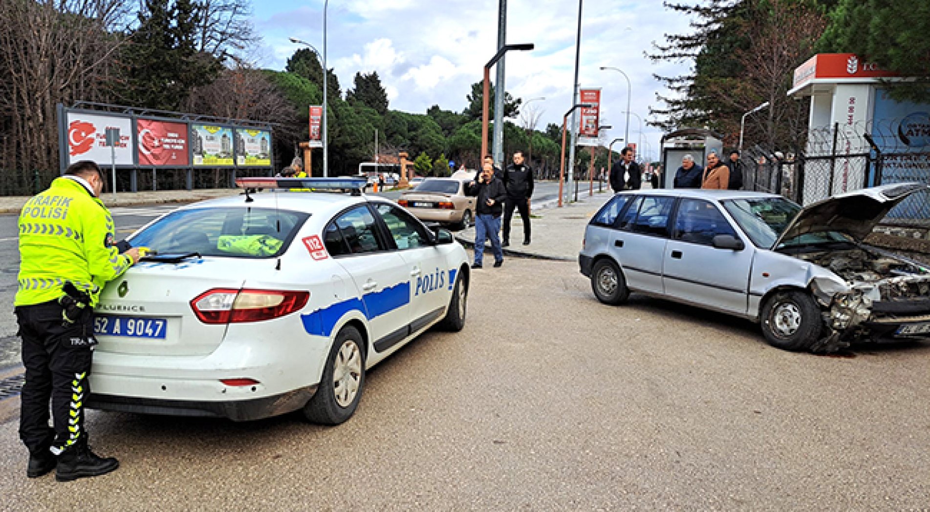 Trafik kazasında 3'ü çocuk 4 kişilik depremzede aile yaralandı