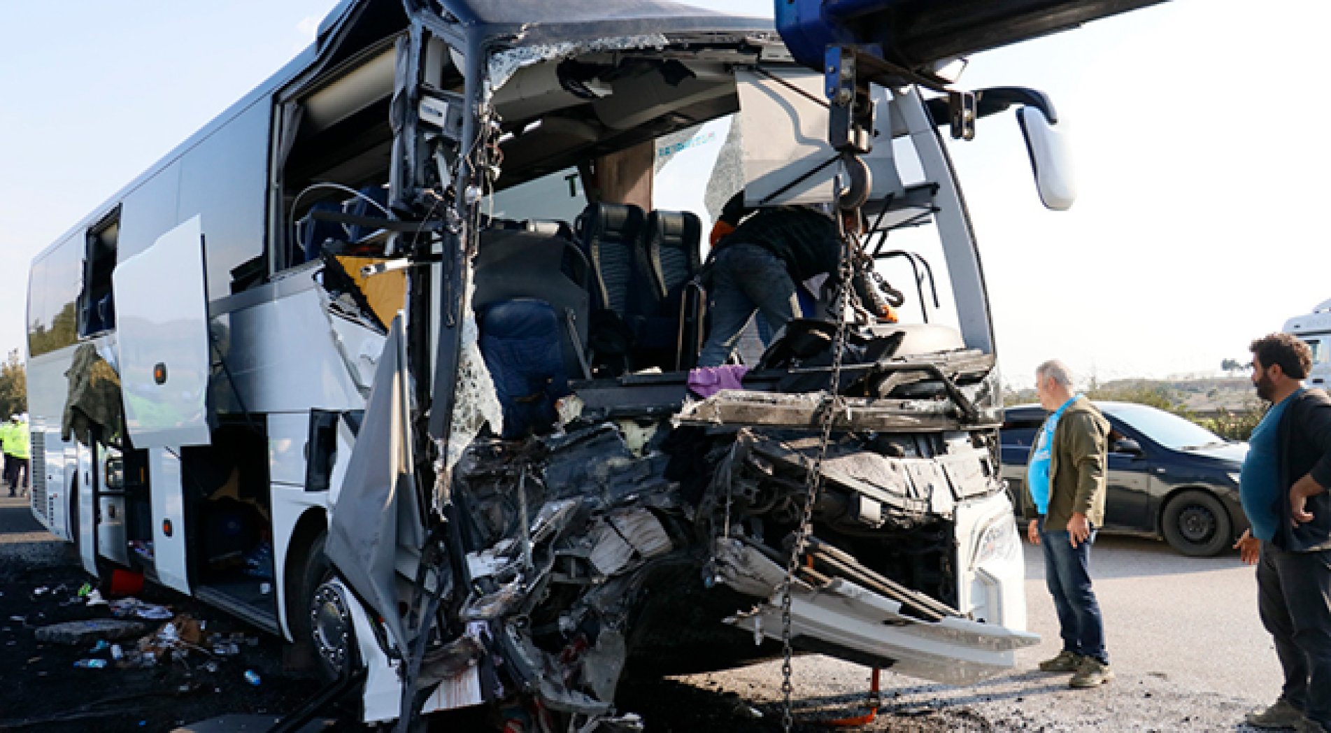 Depremzedeleri taşıyan otobüs kaza yaptı: 2 ölü, 6 yaralı