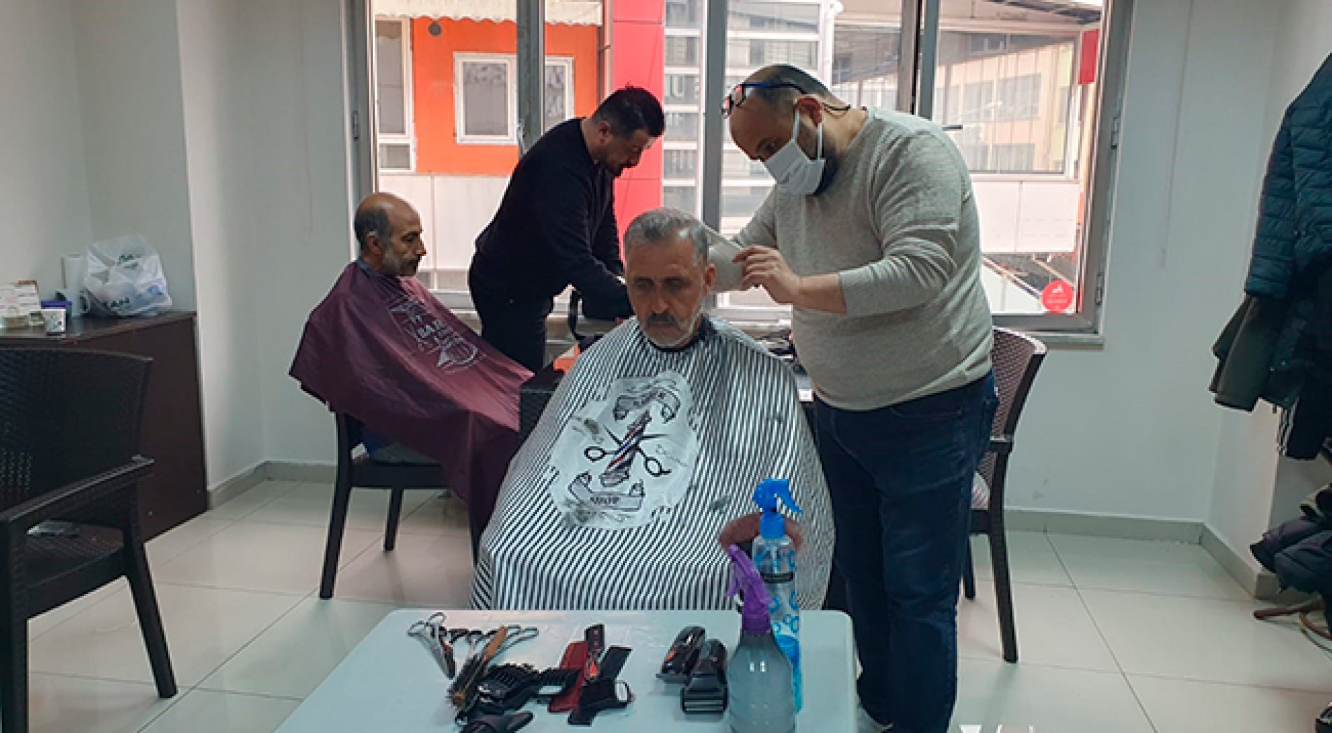 Berber ve kuaförler depremzedelere ücretsiz hizmet veriyor