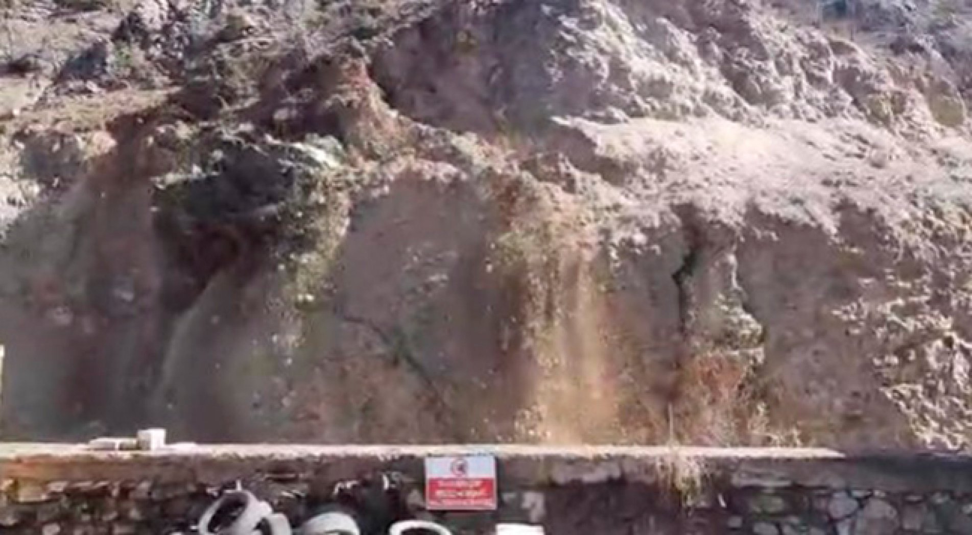 Heyelan anı cep telefonu kameralarına yansıdı