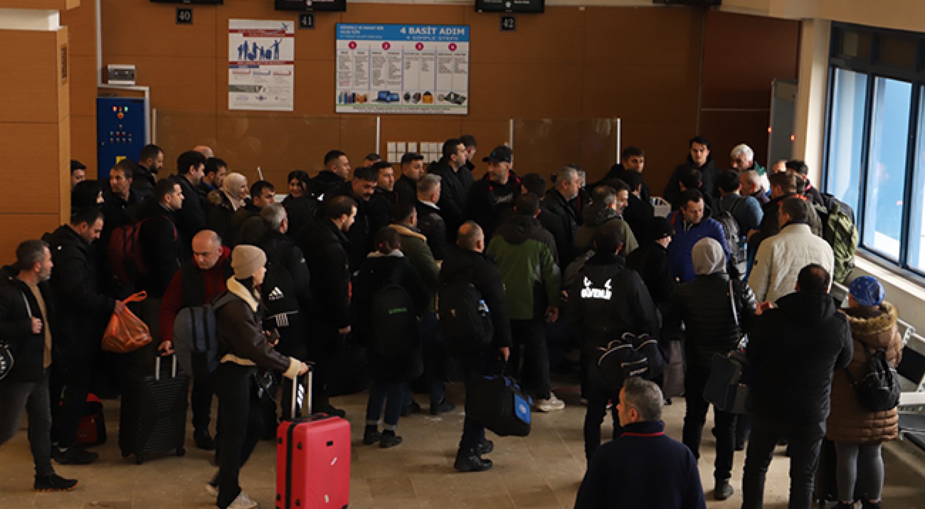 Gönüllü 87 sağlık personeli Karadeniz Bölgesi'nden deprem bölgesine gitti