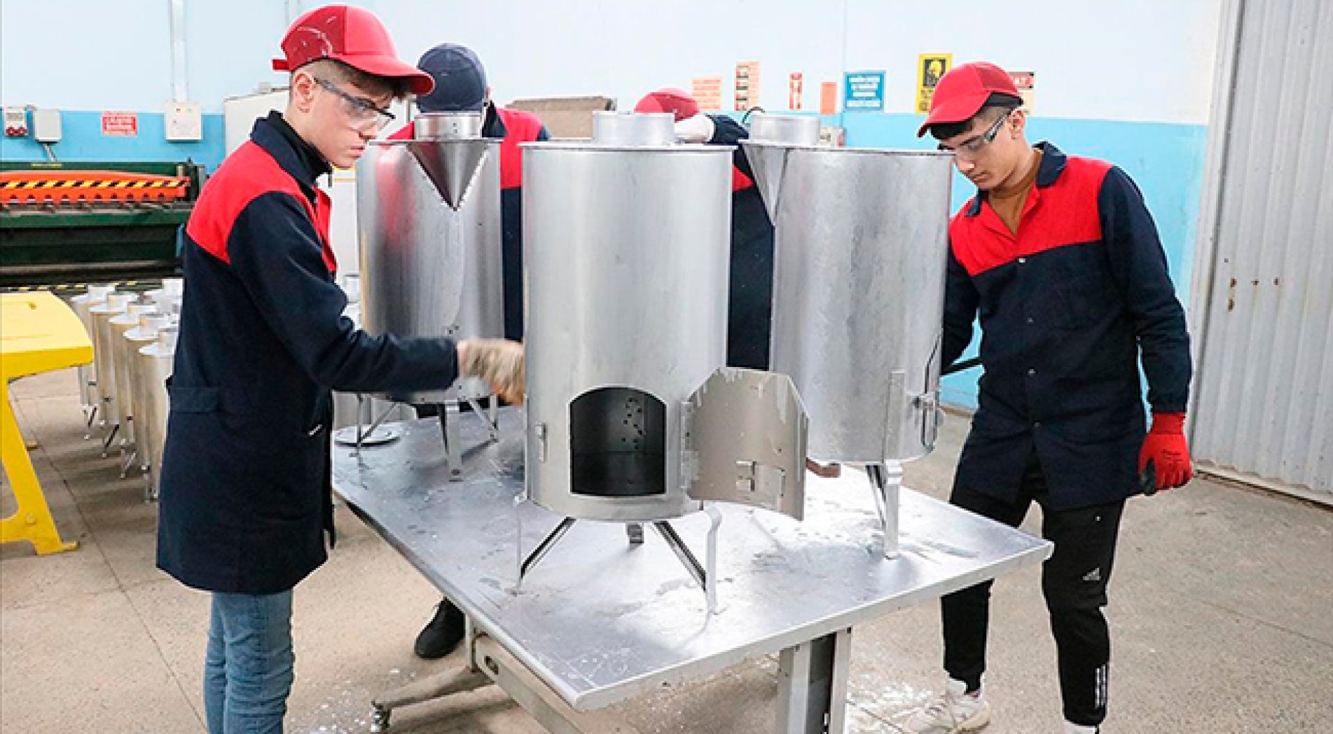 Meslek liselerinde depremin yaralarını sarmak için yoğun mesai