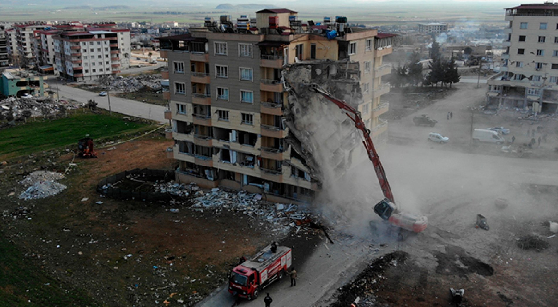Ağır hasarlı binaların yıkımı sürüyor