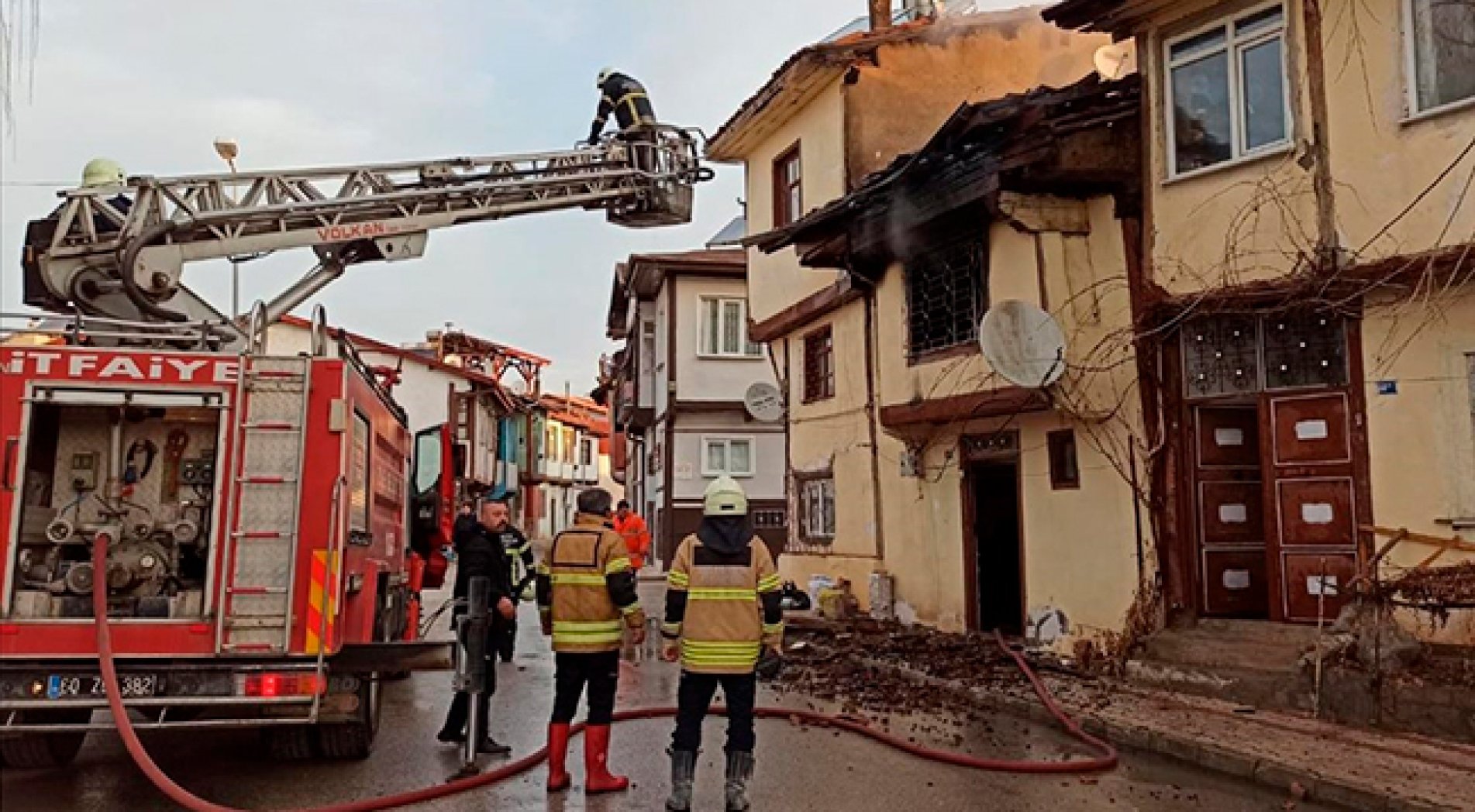 Evde çıkan yangında 3 kişi öldü, 1 kişi yaralandı