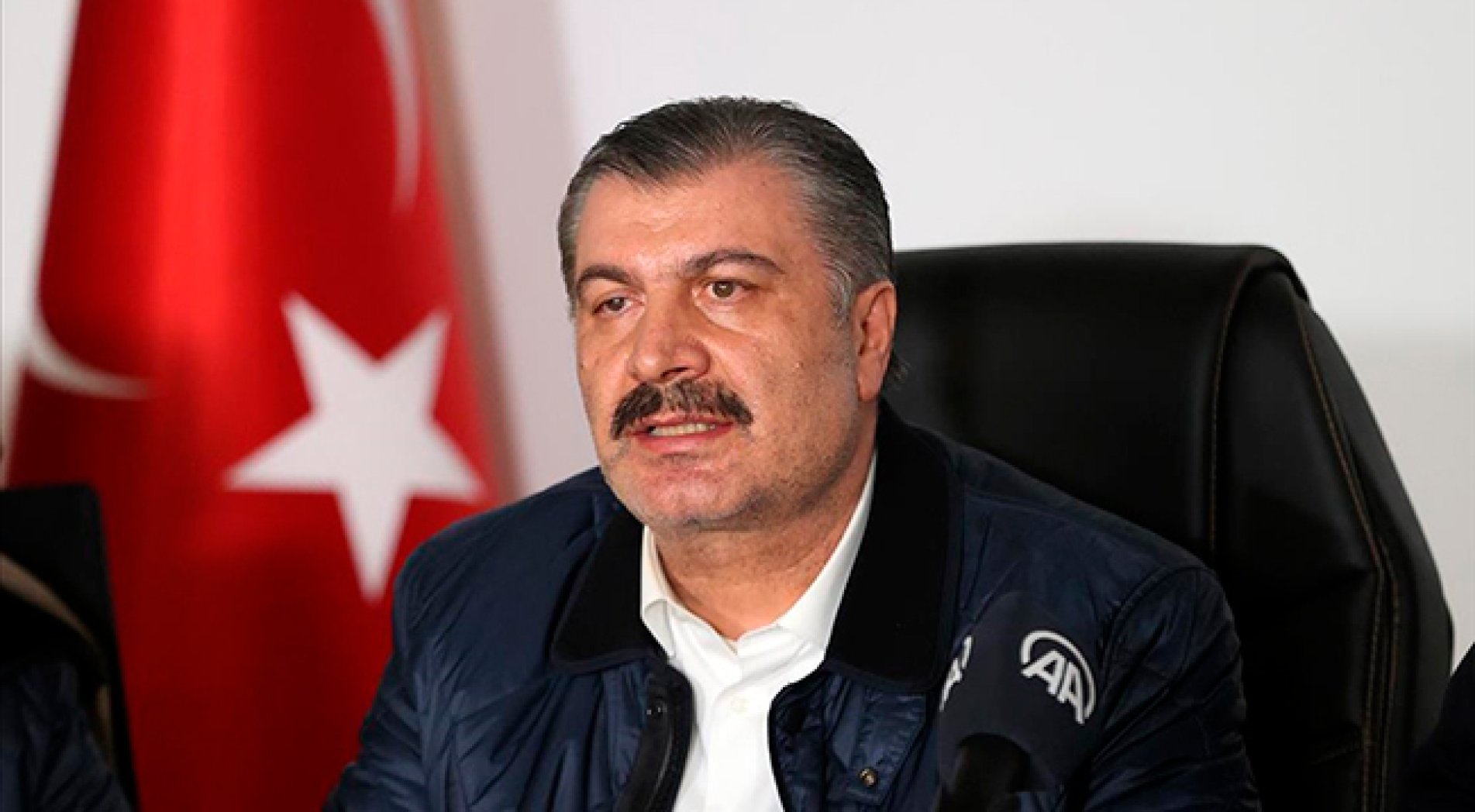 Depremzedelerin tozdan korunmaları için maske dağıtımı devam ediyor