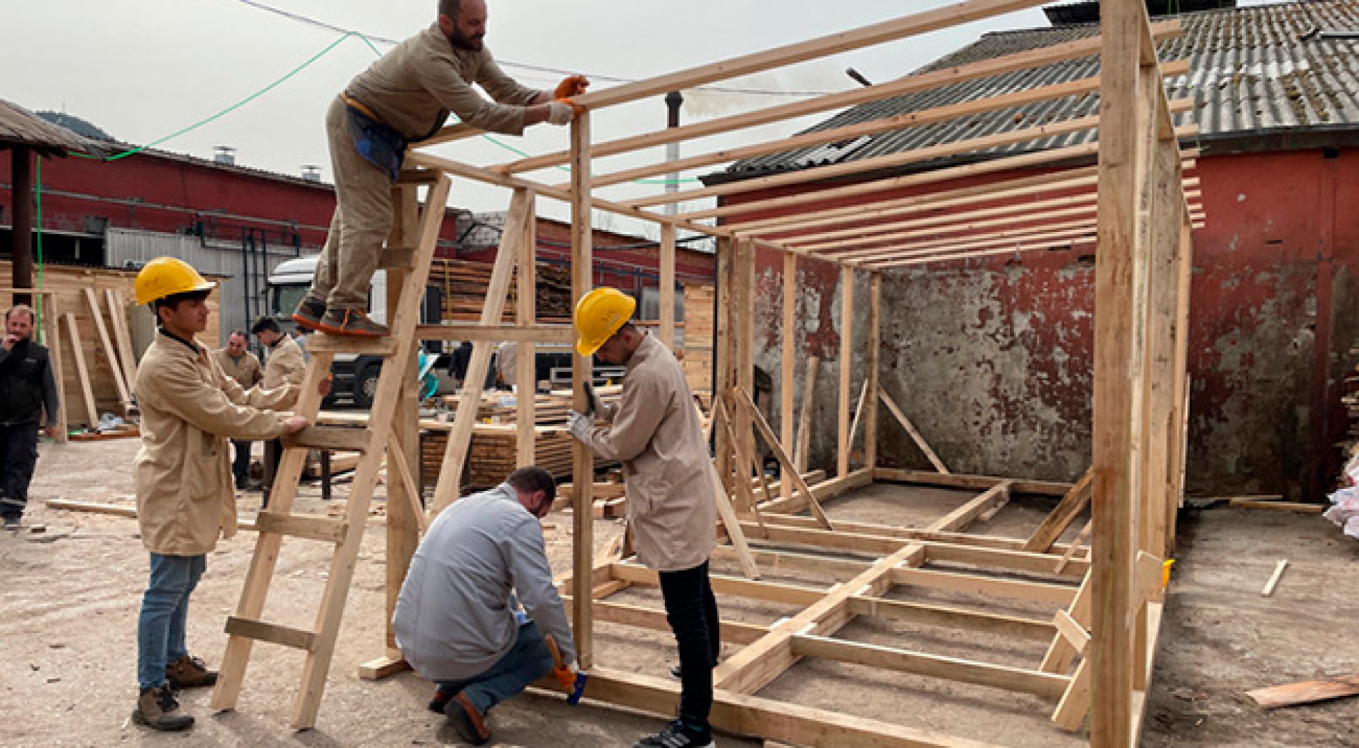 Liseli öğrencilerin hazırladığı prefabrikler depremzede öğrencilere eğitim yuvası olacak