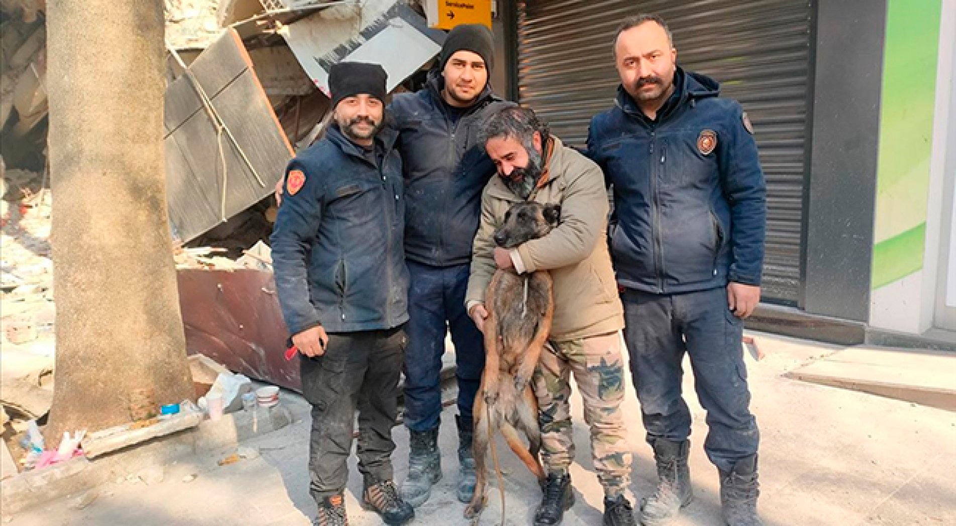 Enkazdan çıkınca köpek korkusunu unuttu