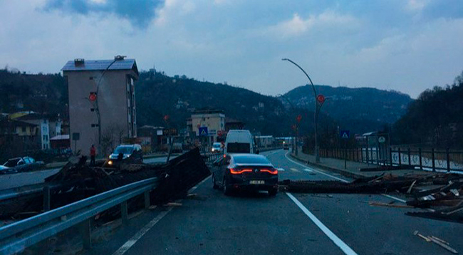 Rize'de Kuvvetli Rüzgar Nedeniyle Bazı Ev ve İş Yerlerinin Çatısı Uçtu