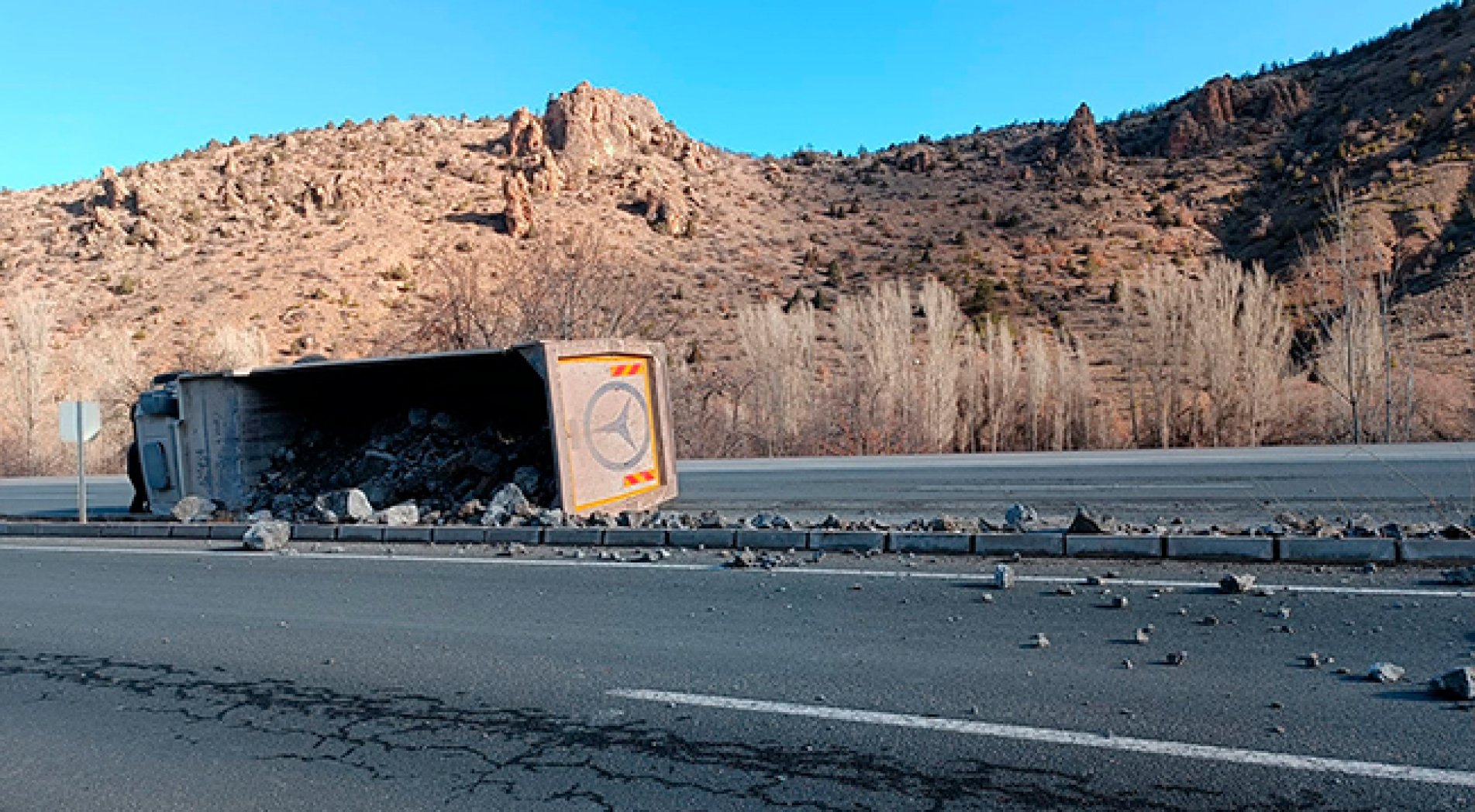 Taş yüklü kamyon devrildi