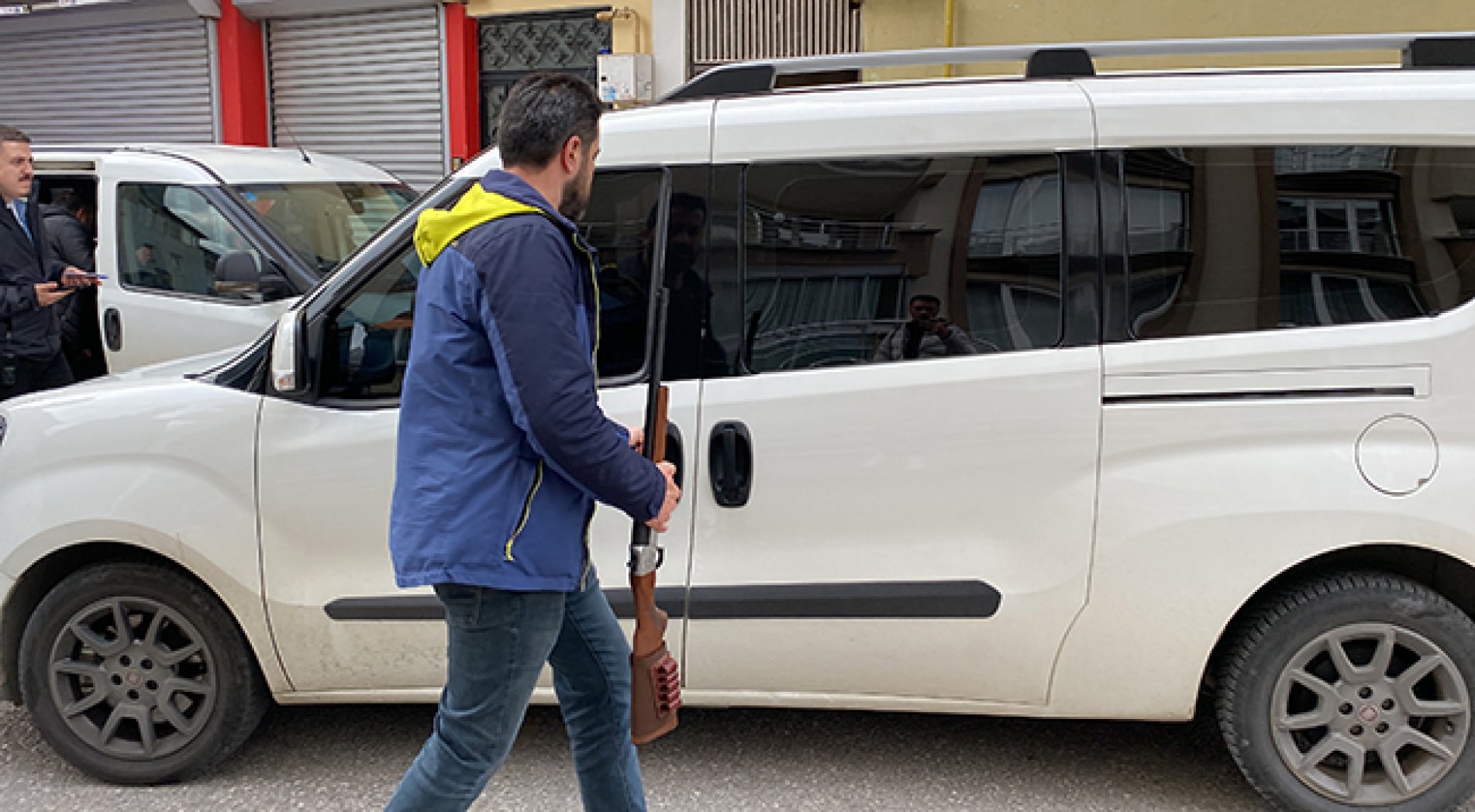 Sinir krizi geçiren veteriner, pompalı tüfekle ateş açtı
