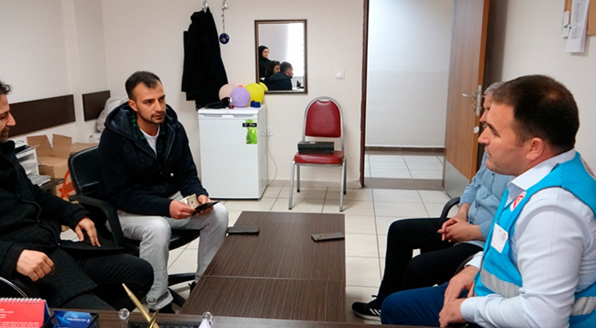 Depremzede ailenin aldığı kıyafette para çıktı, tereddüt etmeden iade ettiler