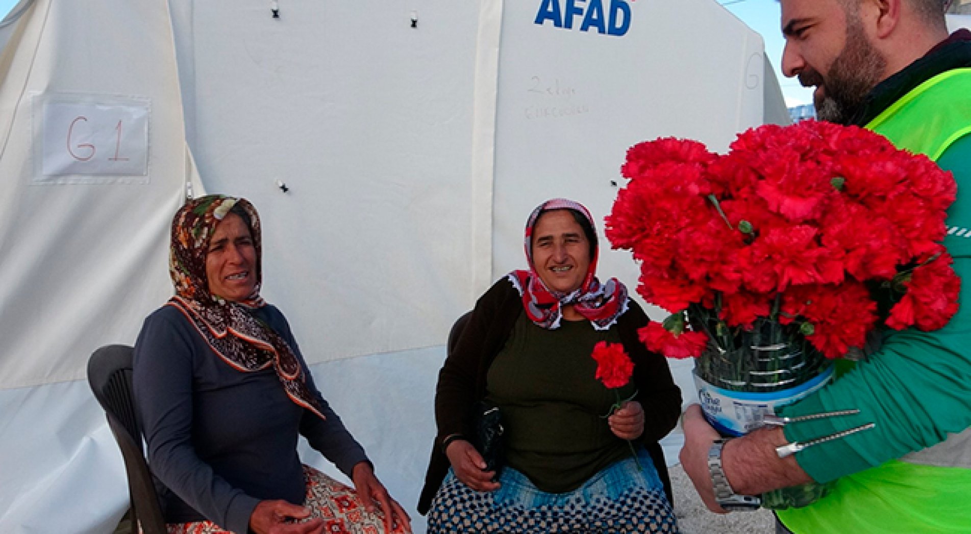 8 Mart sürprizi depremzede kadınların yüzünü güldürdü