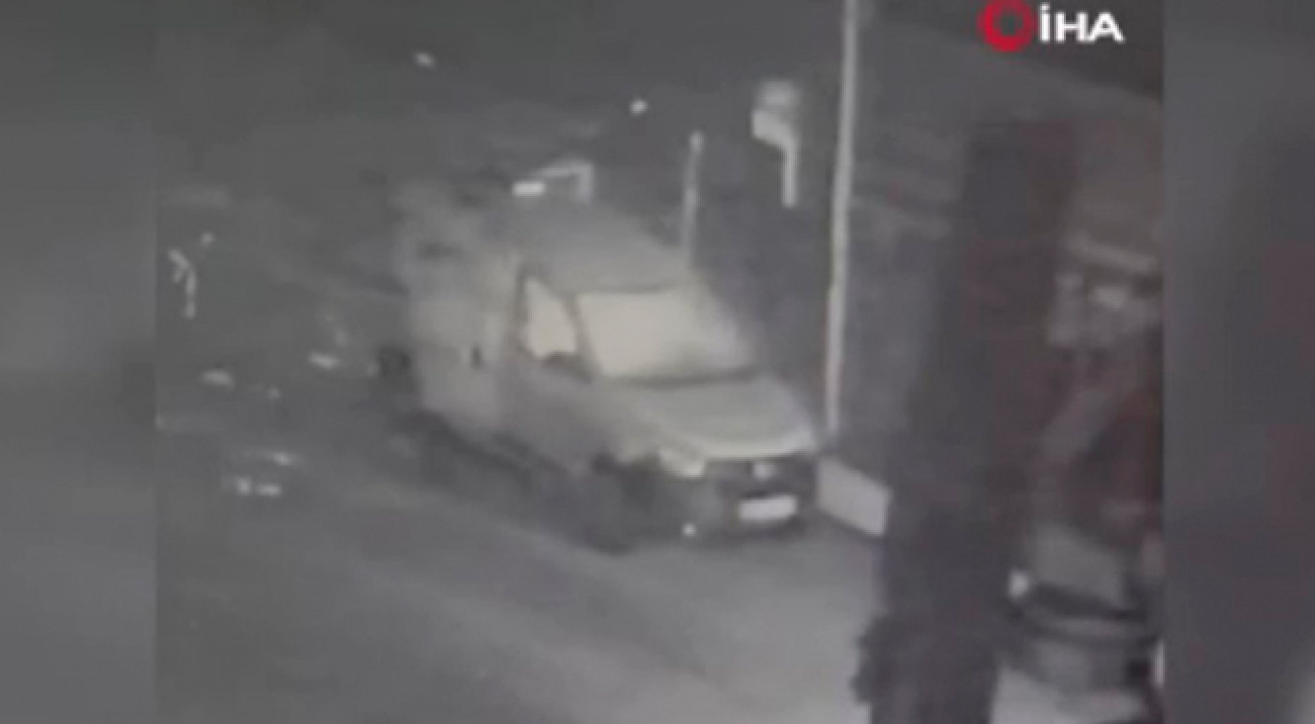 Sigara yakmak isterken aracını patlattı