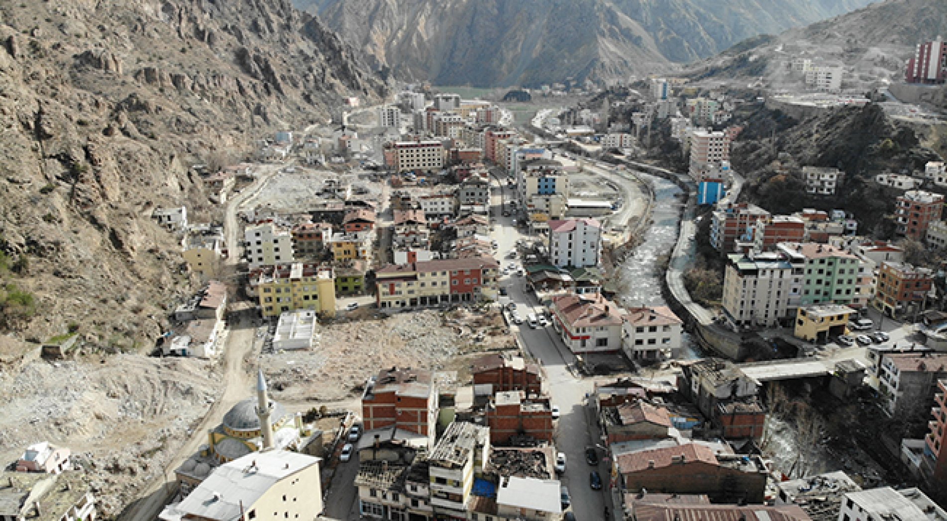 Sular altında kalacak olan ilçede yıkımlar devam ediyor