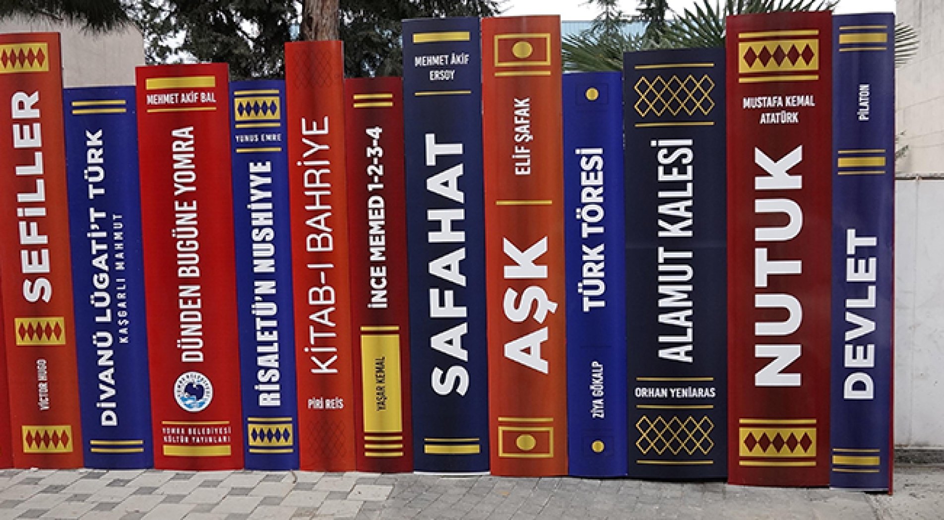 Beni Oku Diye Teşvik Eden Duvar