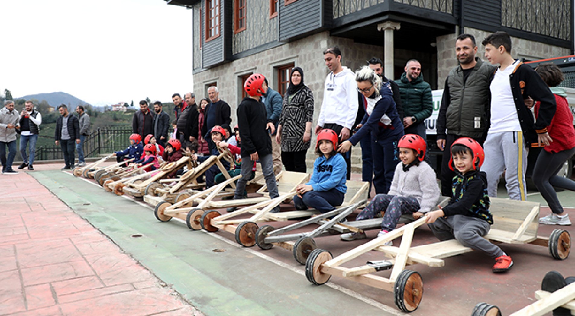 Depremzede Çocuklar Rize'de Tahta Arabalarla Moral Buldu