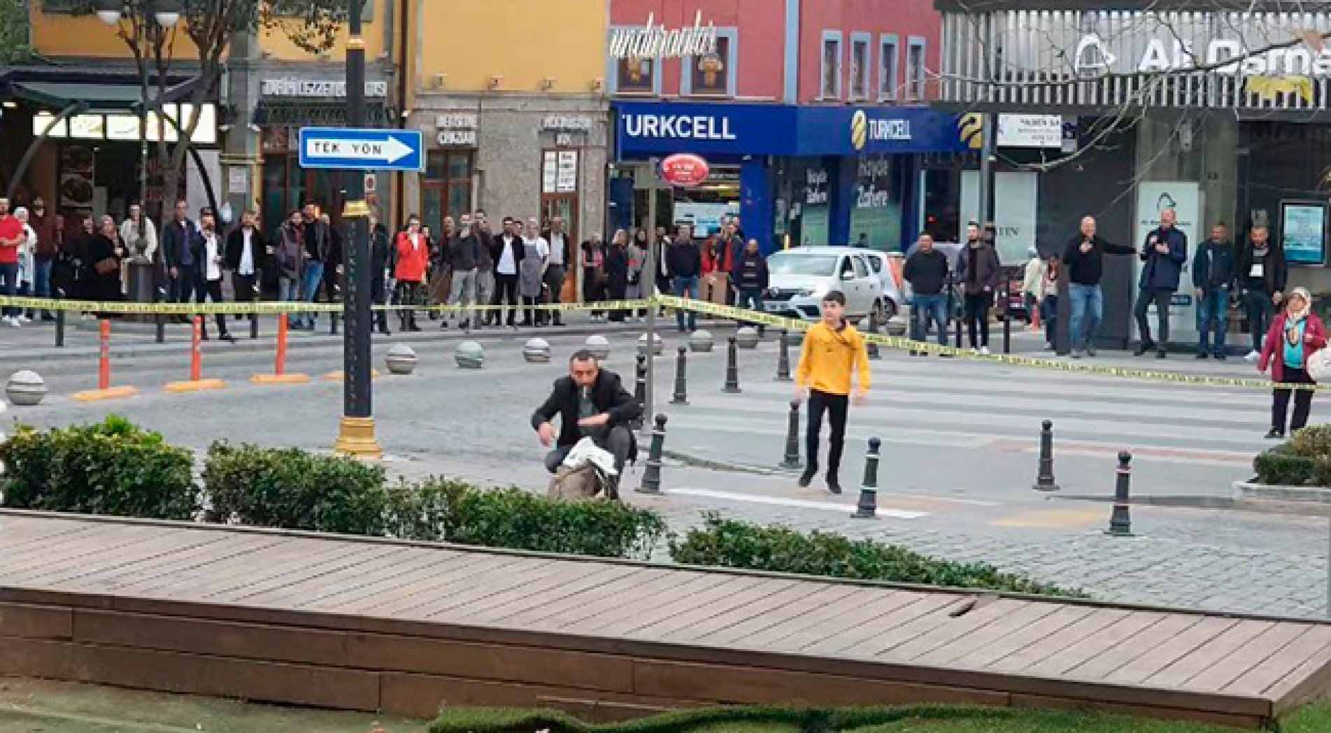 Polisleri hiçe saydı, şüpheli çantayı gidip eliyle açtı