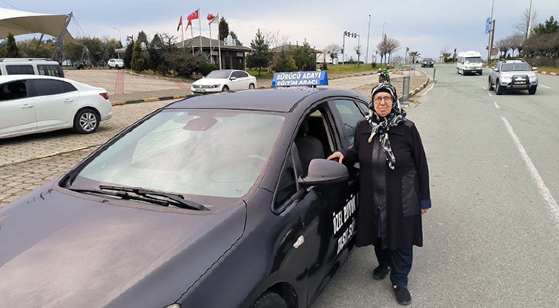 71 yaşındaki Ulviye teyze torunlarını gezdirebilmek için ehliyet kursuna yazıldı