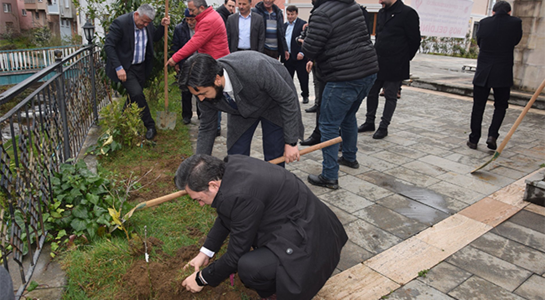 Depremlerde hayatını kaybedenlerin anısına fidanlar dikildi