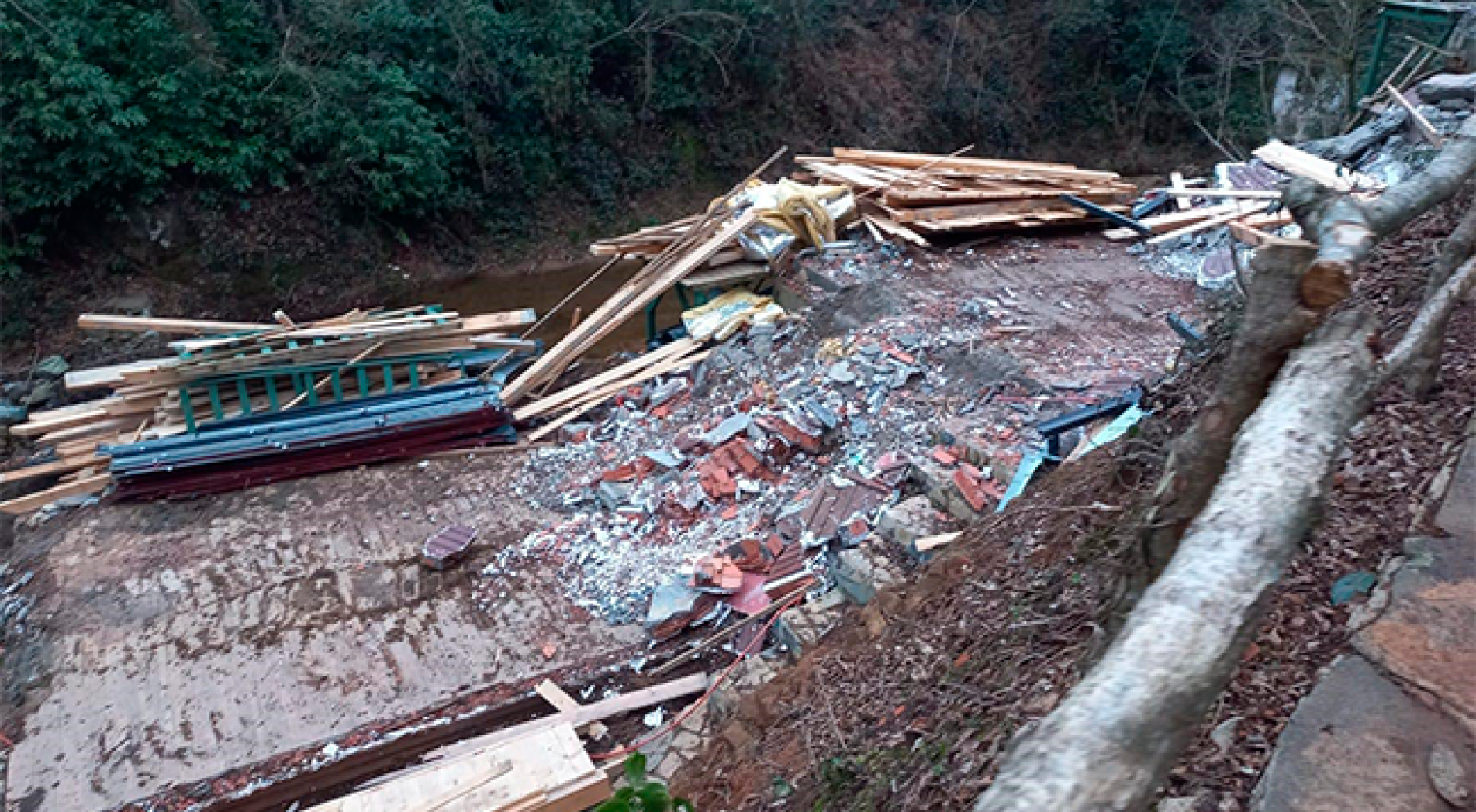 Rize’de Ruhsatsız 1 Restoran ve 11 Bungalov Yıkıldı