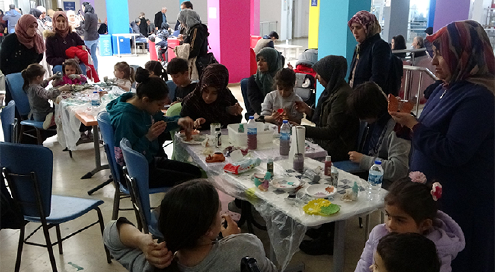 Depremzedeler katıldıkları farklı etkinliklerle yaşadıklarını unutmaya çalışıyorlar