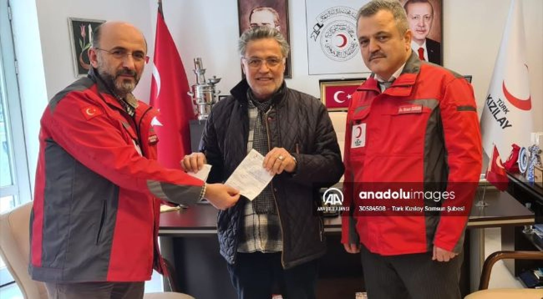 Samsunlu çift Umre paralarını Kızılay'a bağışladı