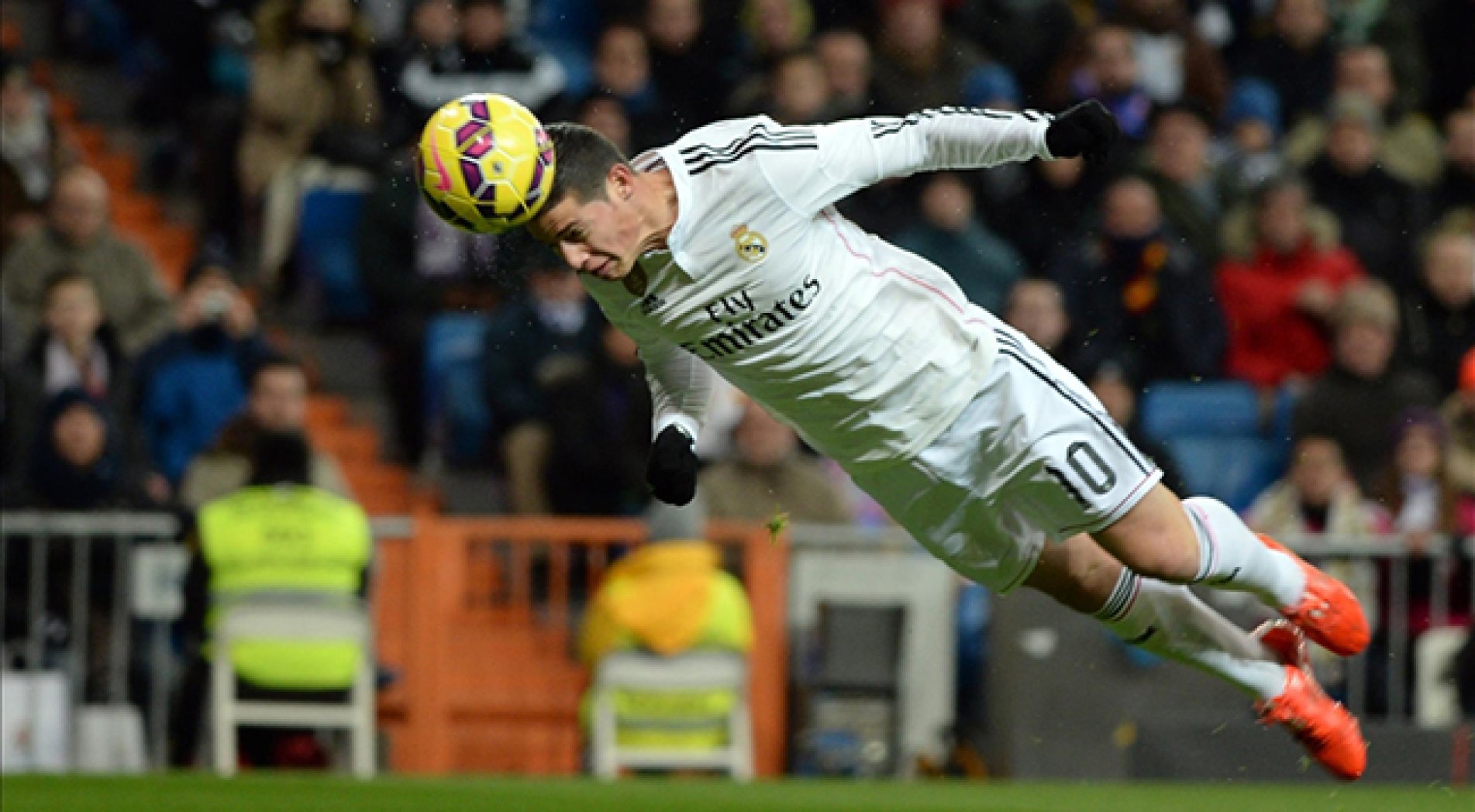 Futbolcuların kafa vuruşları demans riskini artırıyor