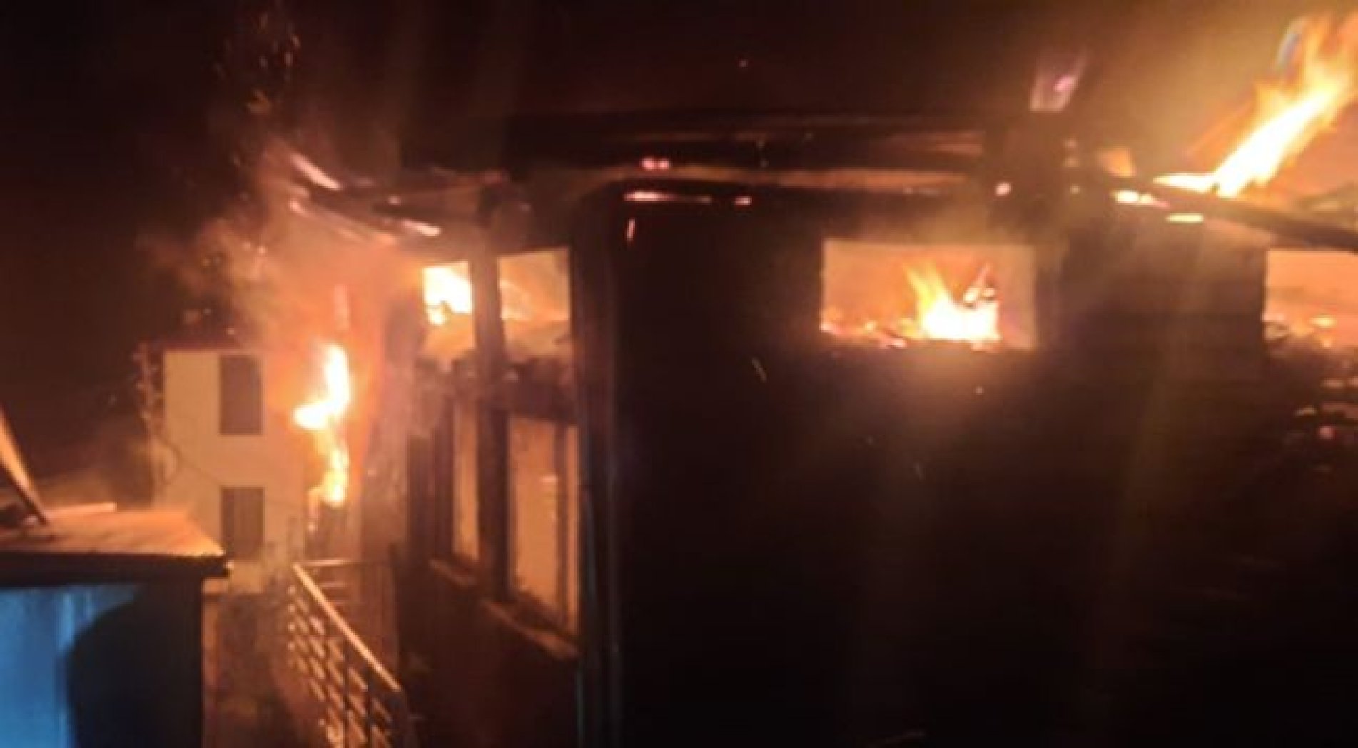 Baca yangını yan binaya sıçradı