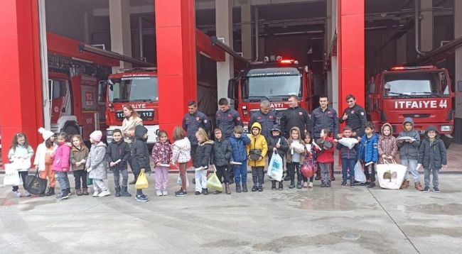 Düzce'de çocuklar itfaiyecilik mesleğini yerinde öğrendi