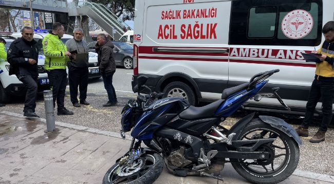 Minibüsle motosiklet çarpıştı: 1 yaralı