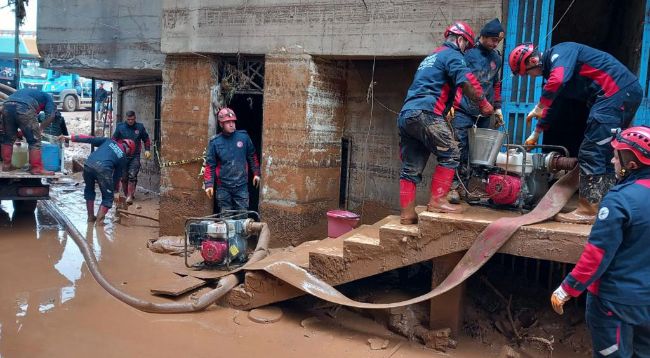 Ordu itfaiyesi Şanlıurfa'da selin yaralarını sarıyor
