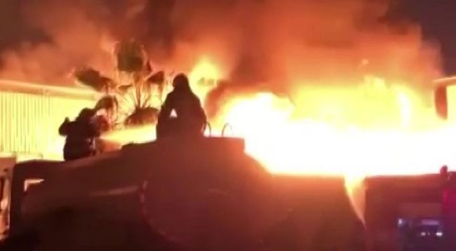 Fabrika alevler içinde kaldı