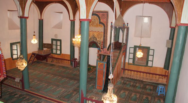 Tarihi Bektaşbey Camii ahşap sütunları ve süslemeleri ile görenleri büyülüyor