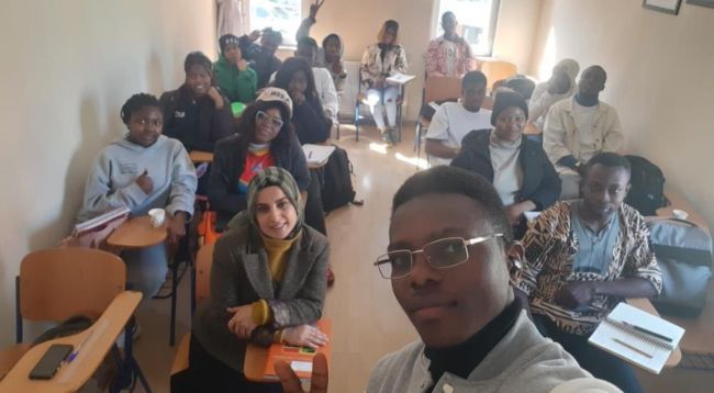 Yabancı öğrencilere ücretsiz İngilizce kursu veriliyor