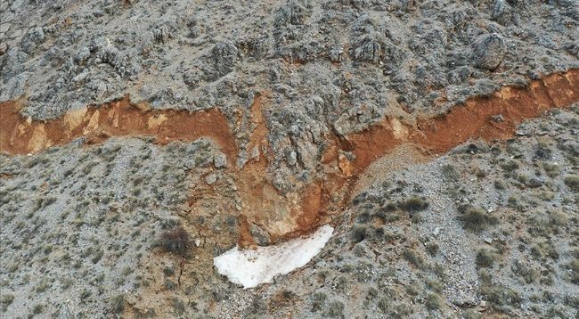 Karlar eriyince dağdaki yarıklar ortaya çıktı