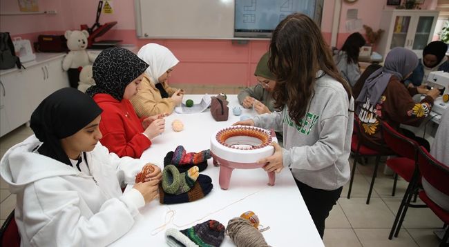 Liselilerden depremzedelere el emeği 'oyun arkadaşı'