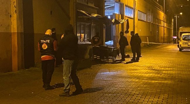 Eşini ve 2 çocuğunu bıçakla rehin aldı