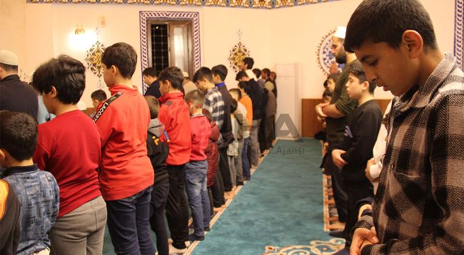 Cami çocuklarla doluyor