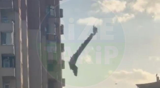 Rize'de fırtına çatıları uçurdu