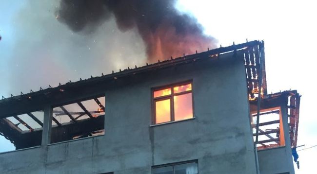 Kuvvetli fırtına ev yangınına yol açtı