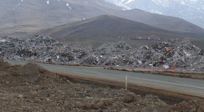 Depremde yıkılan binalardan 60 milyon ton moloz oluştu